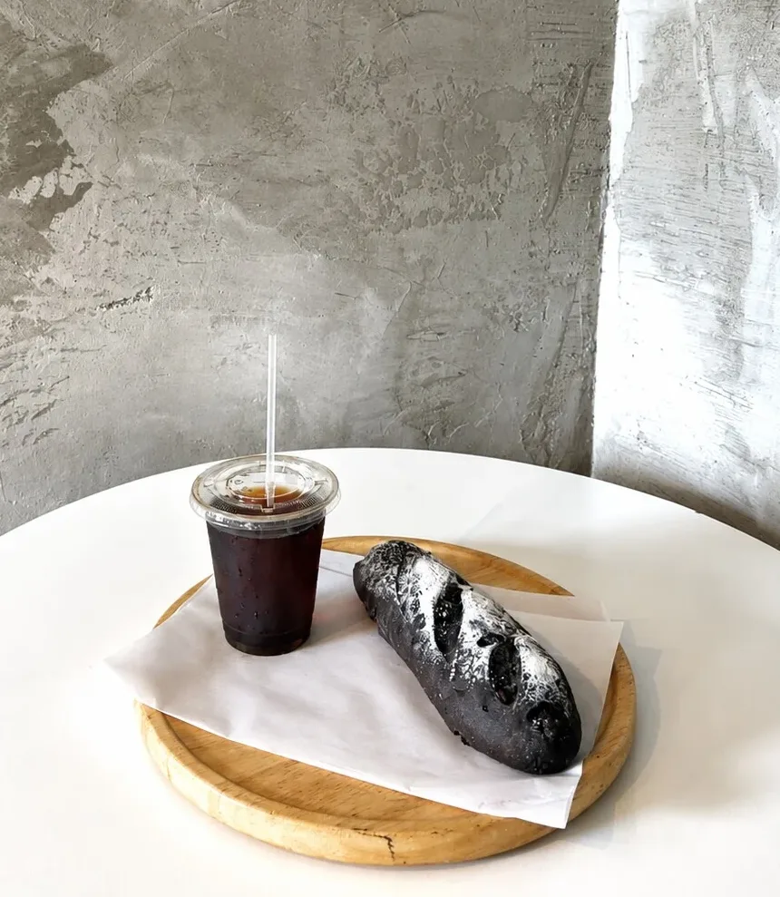 竹炭のパンとアイスコーヒー
