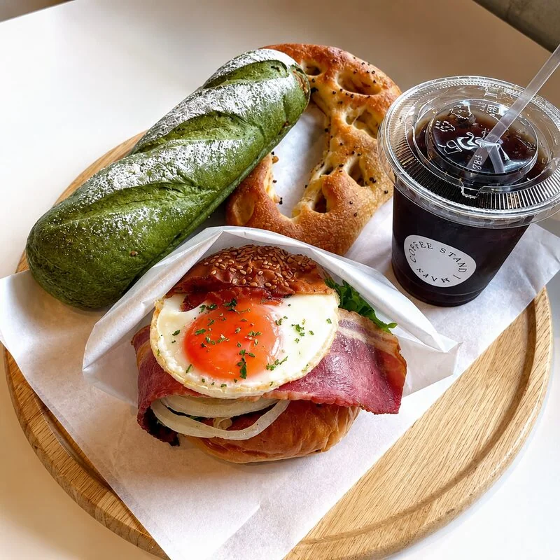 ベーコンエッグのバーガーと抹茶フランス