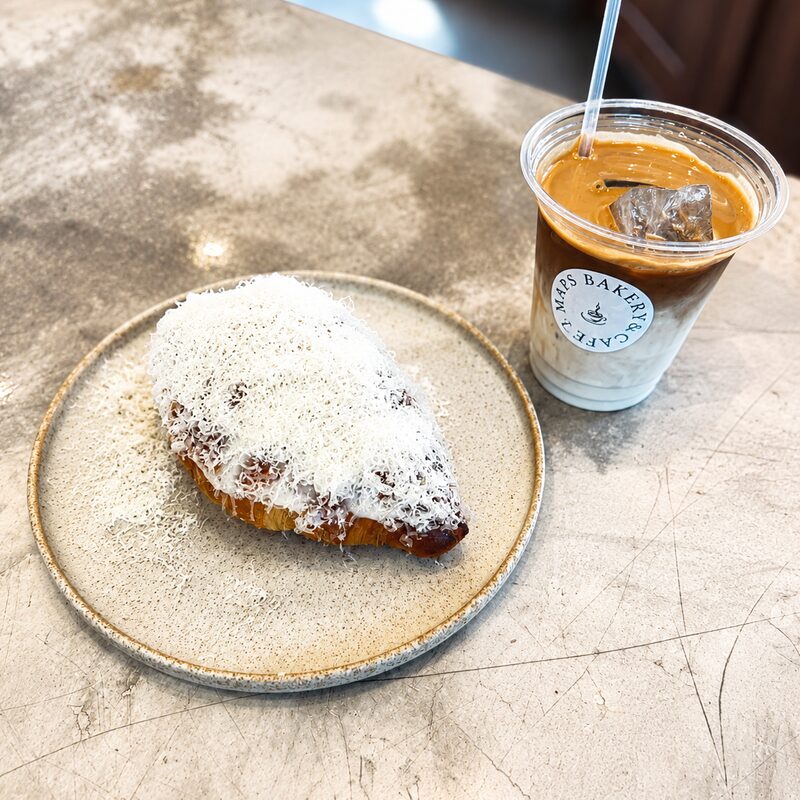 チーズをのせたクロワッサンとアイスラテ