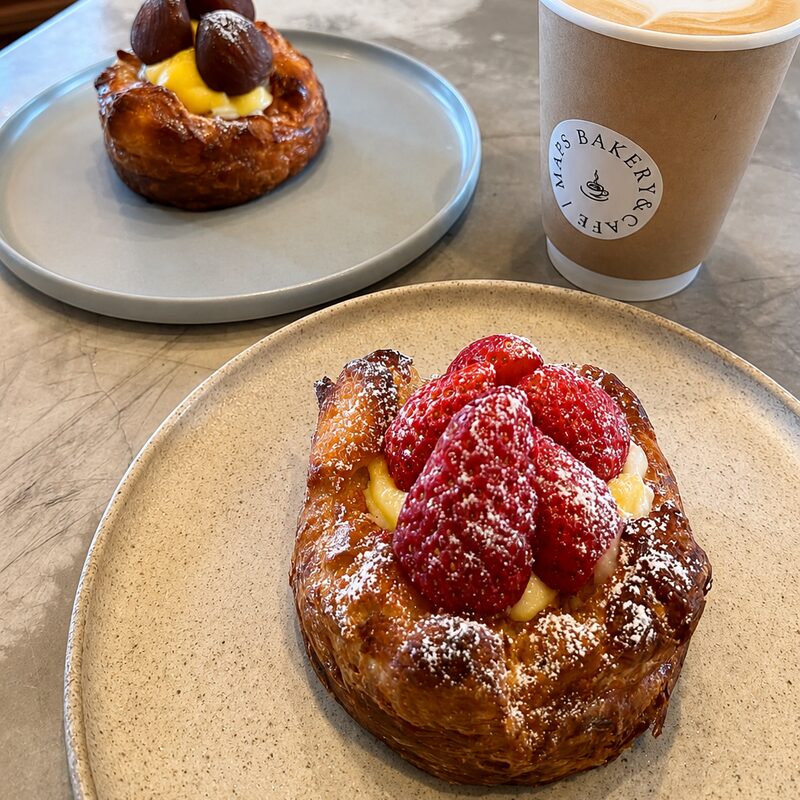 ストロベリーデニッシュとマロンデニッシュ、カフェラテ