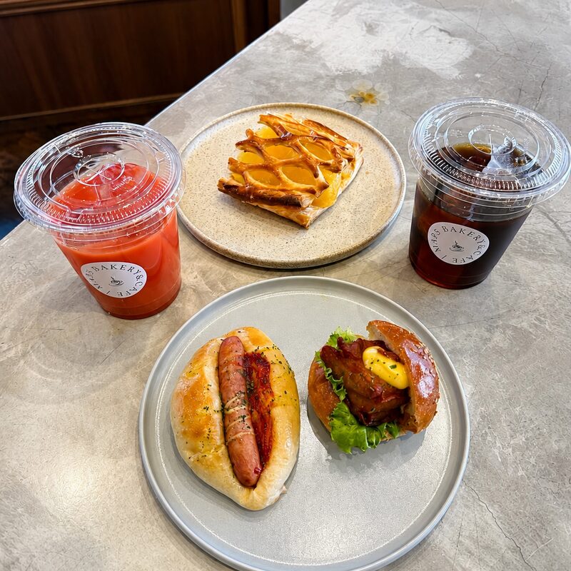 アップルパイとホットドッグ、チキンバーガー