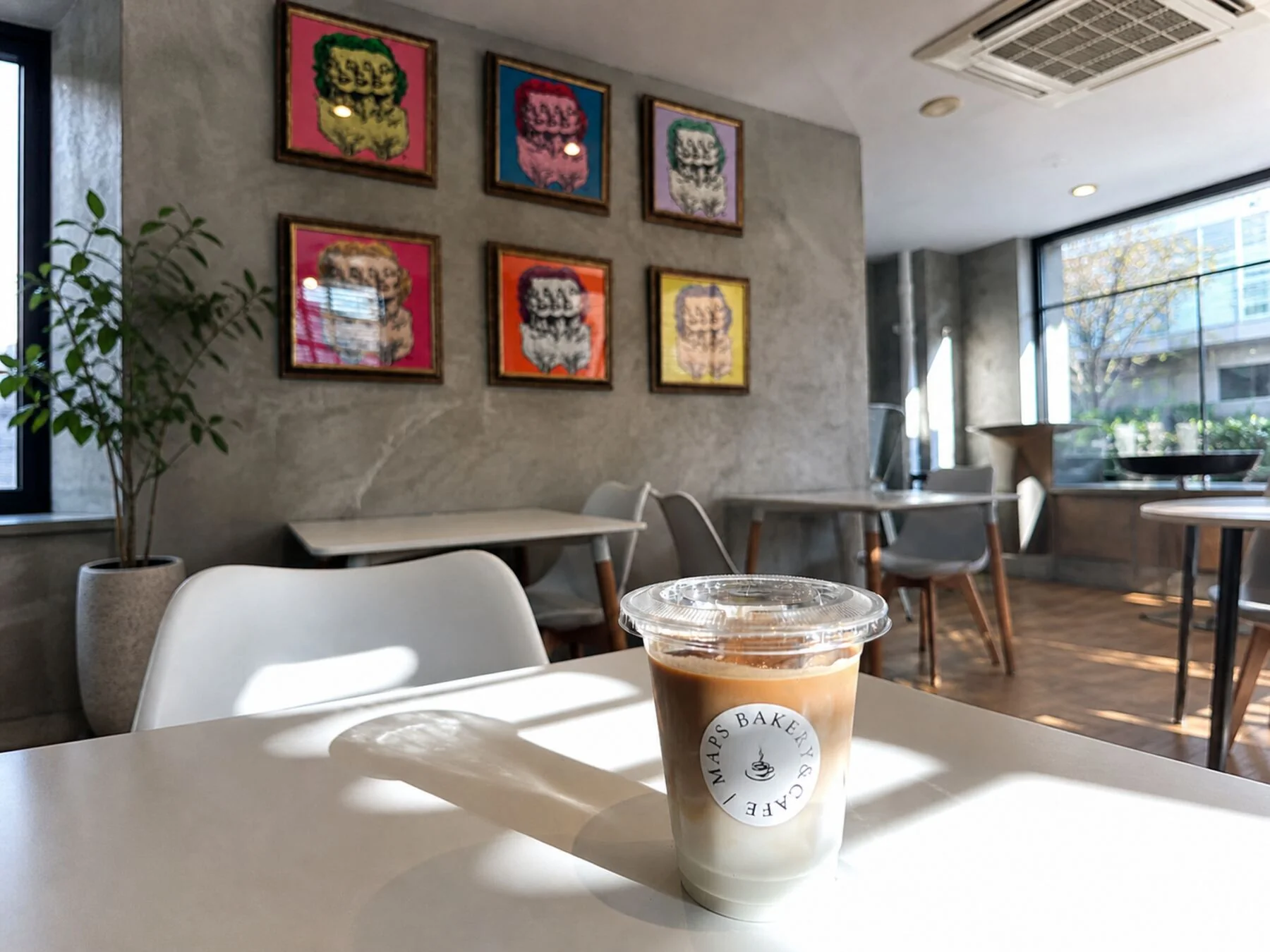 アートの壁とアイスカフェラテ