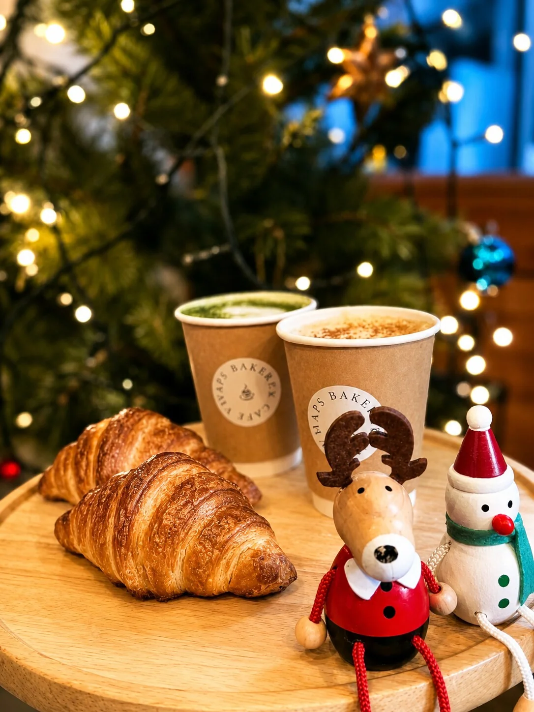 クリスマスのクロワッサンとホットドリンク